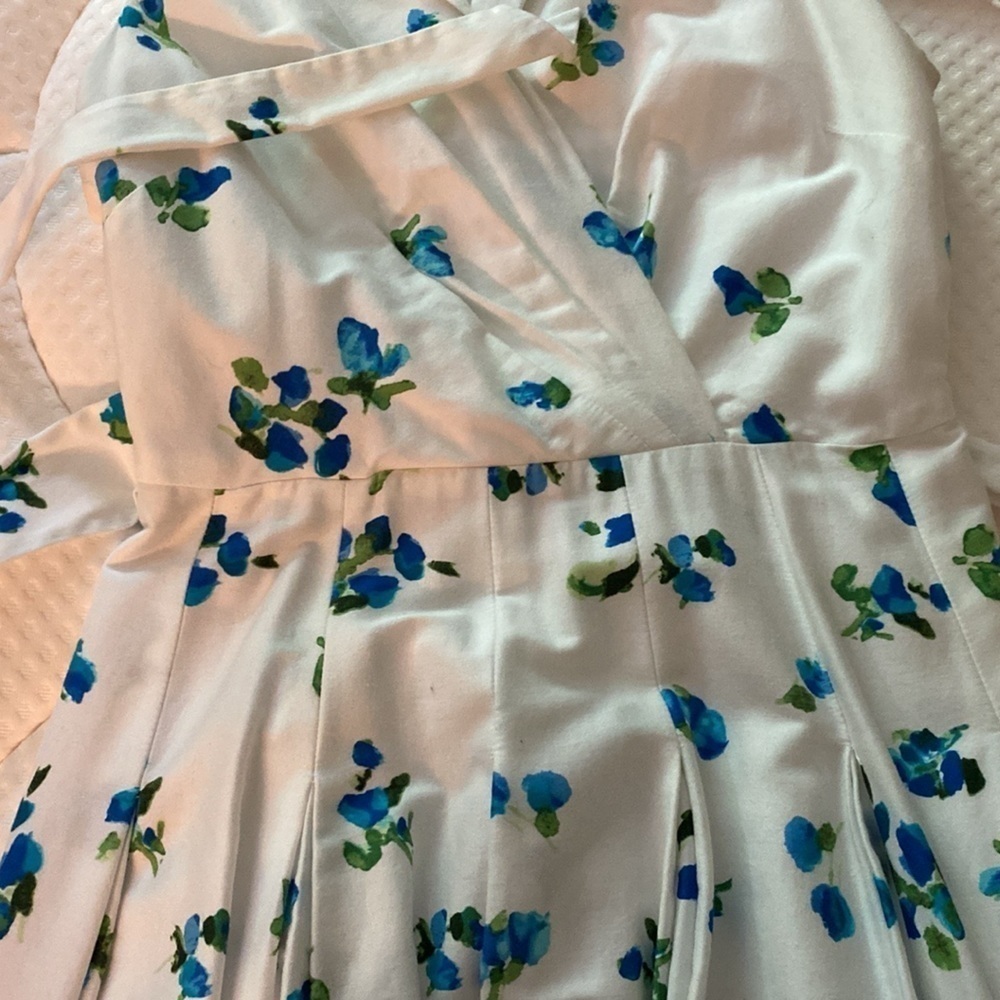 JONES WEAR DRESS, white with blue floral. Faux wrap top, belted, fit & flare. - Picture 11 of 11